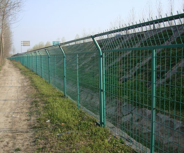 公路隔離柵表面防腐蝕防生銹處理方式有幾種